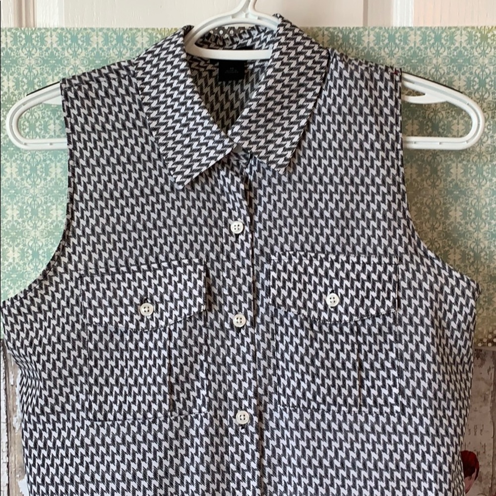 🌺Super cute EUC Ann Taylor sleeveless blouse XS🌺